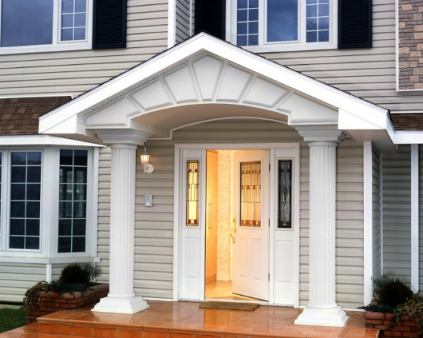 Rumah dengan pilar-pilar marmernya yang memberikan sentuhan kemewahan